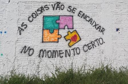 Escola João Carlos Pinheiro cria muro-mural em Ponta Porã