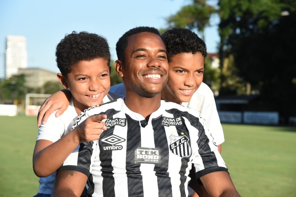 Santos anuncia a volta de Robinho Santos anuncia a volta de Robinho