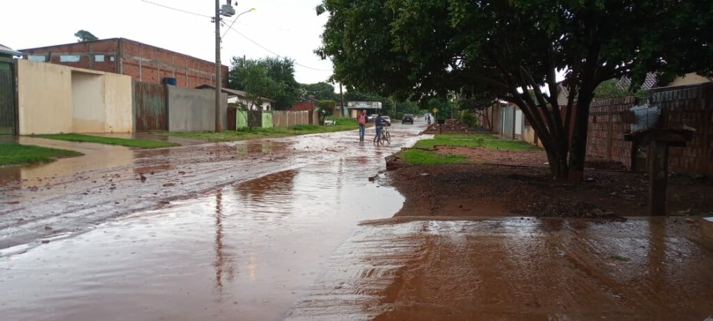 Morador de Ponta Porã reclama que chuva invade casa