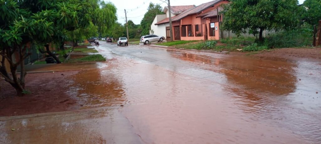 Morador de Ponta Porã reclama que chuva invade casa