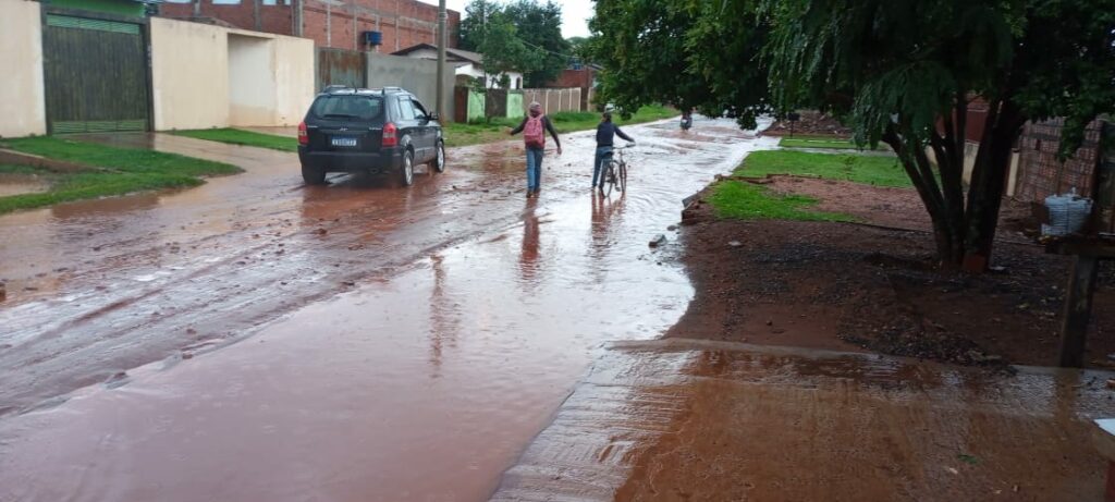 Morador de Ponta Porã reclama que chuva invade casa