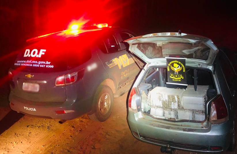 Motorista vê polícia, foge e abandona carro cheio de droga Motorista vê polícia, foge e abandona carro cheio de droga