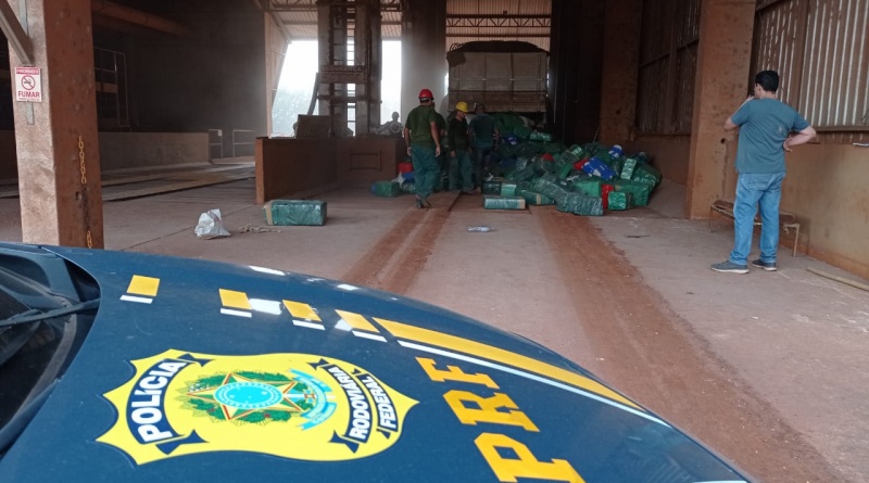 PRF apreende 11 toneladas de maconha, prende quadrilha e fecha o entreposto da droga