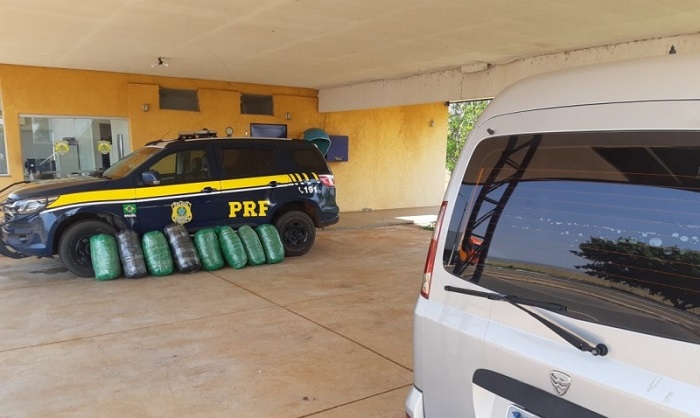PRF apreende 65 Kg de folha de coca no km 129 da BR-267 PRF apreende 65 Kg de folha de coca no km 129 da BR-267