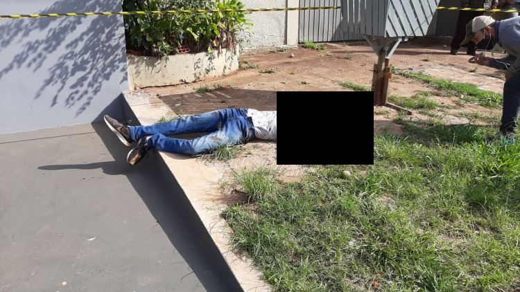Enquanto caminhava, rapaz é assassinado na fronteira Enquanto caminhava, rapaz é assassinado na fronteira
