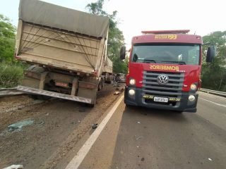 Batida entre carro e dois caminhões mata uma pessoa na BR-262 Batida entre carro e dois caminhões mata uma pessoa na BR-262