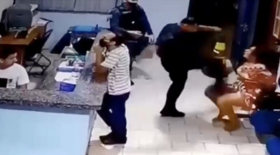 'Só mandava eu calar a boca e me batia muito', diz mulher atacada a socos por policial em base da PM 'Só mandava eu calar a boca e me batia muito', diz mulher atacada a socos por policial em base da PM