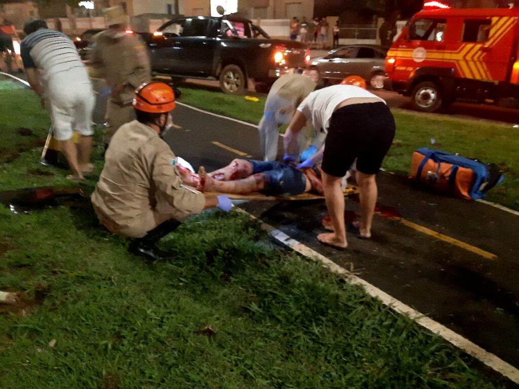 Em Ponta Porã, caminhoneta capota e homens são lançados para fora do veículo