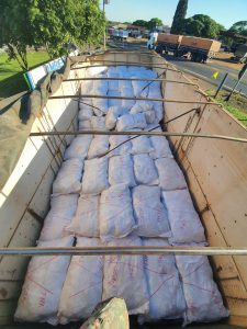 PMA apreende carreta com 12,8 toneladas de agrotóxicos avaliados em mais de R$ 5 milhões. PMA apreende carreta com 12,8 toneladas de agrotóxicos avaliados em mais de R$ 5 milhões.
