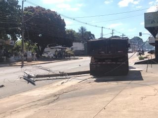 Sem freio, caminhão derruba poste, provoca curto-circuito e padrão pega fogo Sem freio, caminhão derruba poste, provoca curto-circuito e padrão pega fogo