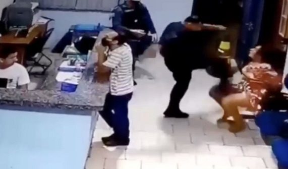 Algemada, mulher é agredida por Tenente da Polícia Militar com socos e chutes em MS; VÍDEO