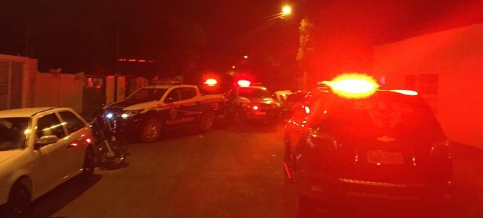 Polícia acaba com festa clandestina regada a drogas e corrupção de menores em MS Polícia acaba com festa clandestina regada a drogas e corrupção de menores em MS