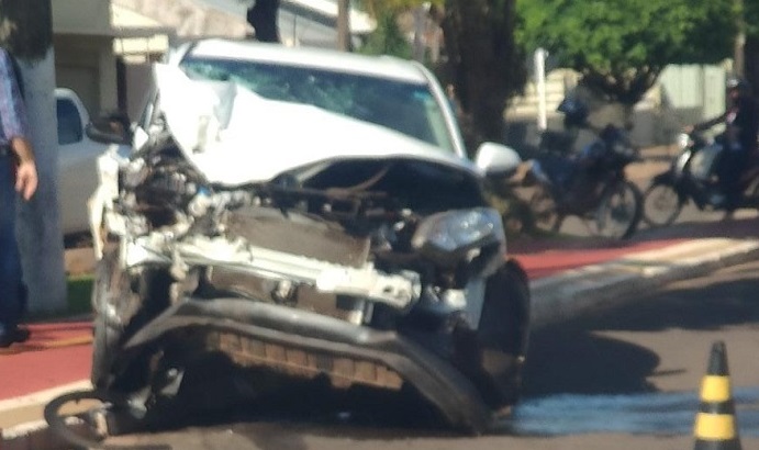 Vídeo: Em Ponta Porã, motorista perde o controle e bate na traseira de veículo estacionado