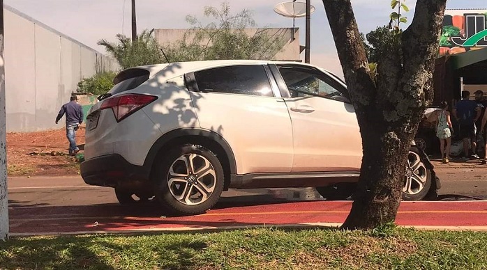 Vídeo: Em Ponta Porã, motorista perde o controle e bate na traseira de veículo estacionado