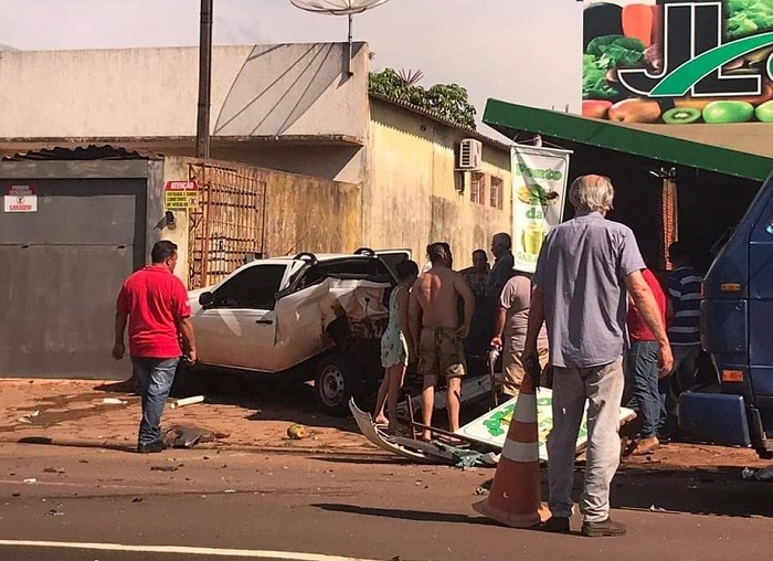 Vídeo: Em Ponta Porã, motorista perde o controle e bate na traseira de veículo estacionado