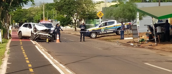 Vídeo: Em Ponta Porã, motorista perde o controle e bate na traseira de veículo estacionado