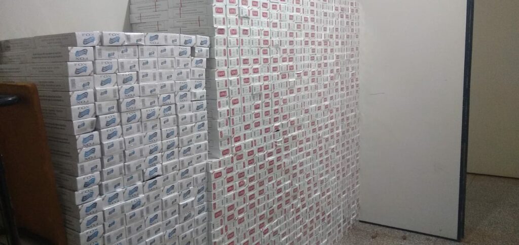 PM apreende carro cheio de cigarros contrabandeados