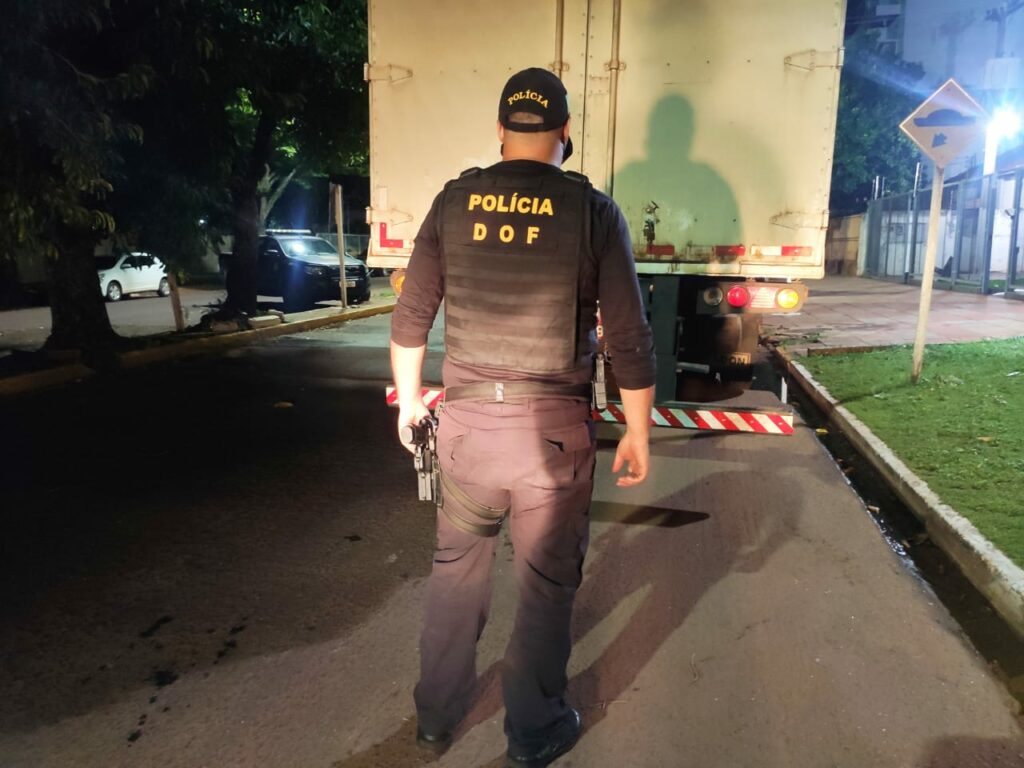 Carreta com carga de pneus contrabandeados do Paraguai foi apreendida pelo DOF