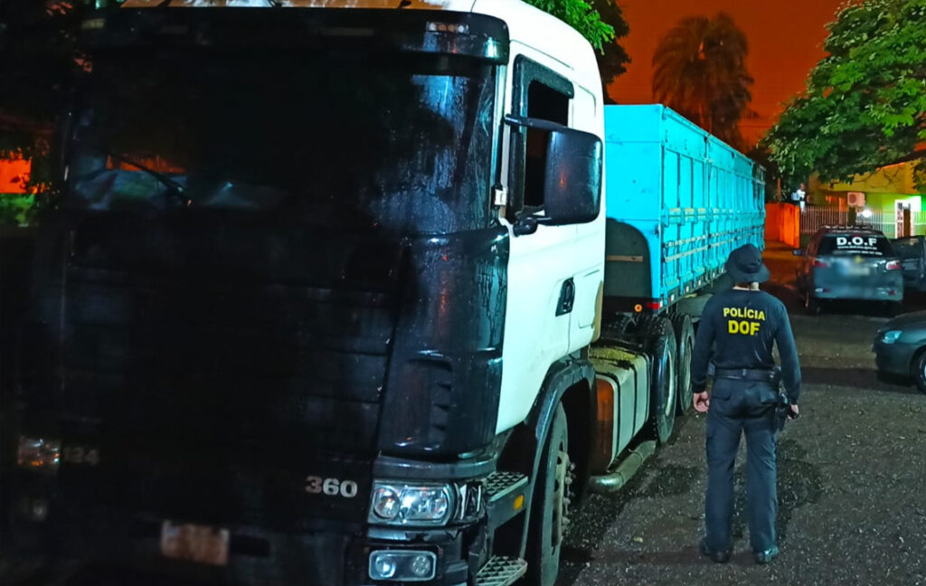 Em Ponta Porã, caminhão com carga de arroz é apreendido com fundo falso cheio de maconha Em Ponta Porã, caminhão com carga de arroz é apreendido com fundo falso cheio de maconha
