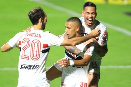 São Paulo atropela o Goiás em jogo atrasado e assume a liderança São Paulo atropela o Goiás em jogo atrasado e assume a liderança