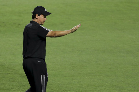 São Paulo atropela Botafogo e abre 7 pontos de vantagem no Brasileirão