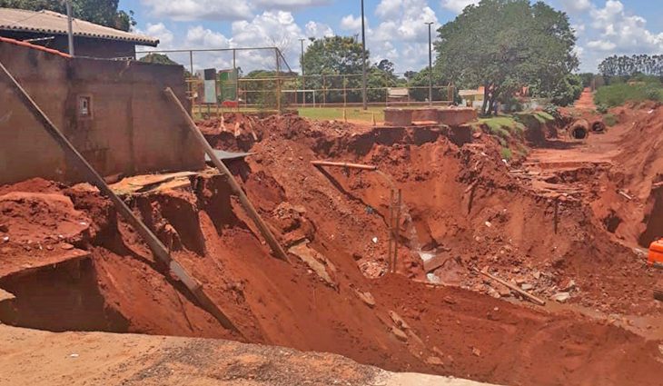Governo do Estado presta apoio para prefeitura após cratera de 8 metros de profundidade Governo do Estado presta apoio para prefeitura após cratera de 8 metros de profundidade