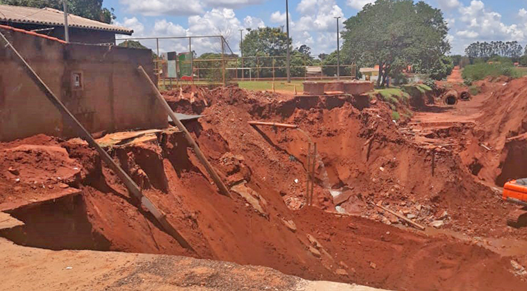 Governo do Estado presta apoio para prefeitura após cratera de 8 metros de profundidade Governo do Estado presta apoio para prefeitura após cratera de 8 metros de profundidade