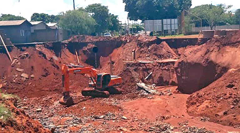 Governo do Estado presta apoio para prefeitura após cratera de 8 metros de profundidade Governo do Estado presta apoio para prefeitura após cratera de 8 metros de profundidade