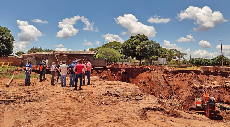 Governo do Estado presta apoio para prefeitura após cratera de 8 metros de profundidade Governo do Estado presta apoio para prefeitura após cratera de 8 metros de profundidade