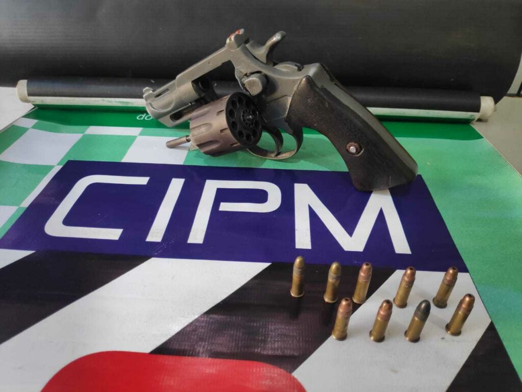 Armado, homem invade clube particular e vai preso pulando cerca Armado, homem invade clube particular e vai preso pulando cerca