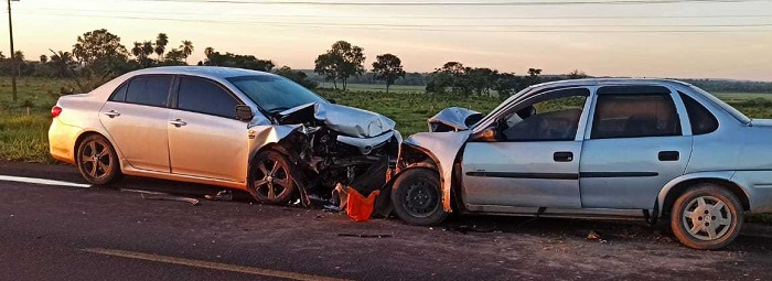 Criança de 3 anos morre e bebê sofre fraturas após colisão entre carros