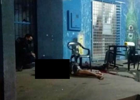 Em Ponta Porã, dupla de moto atira em 03 pessoas e um morre Em Ponta Porã, dupla de moto atira em 03 pessoas e um morre