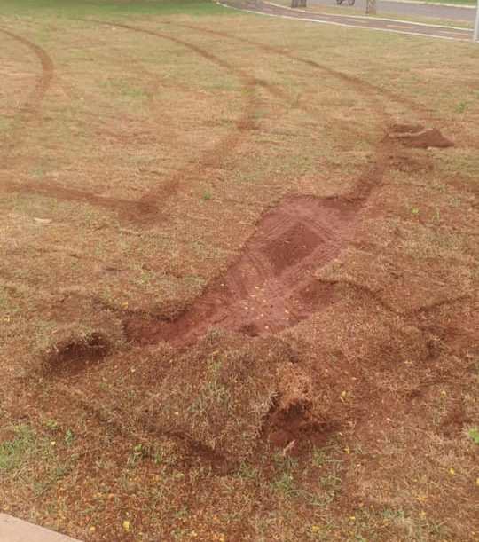 Homens em Voyage danificam gramado em praça de Ponta Porã