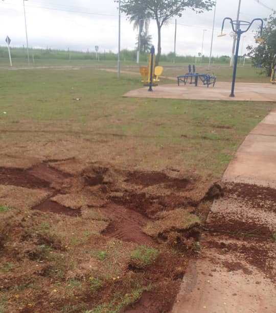 Homens em Voyage danificam gramado em praça de Ponta Porã