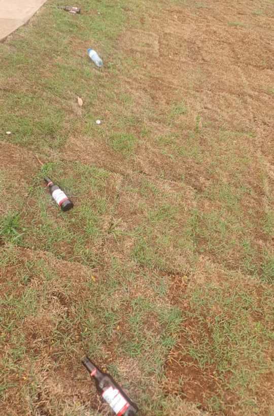Homens em Voyage danificam gramado em praça de Ponta Porã