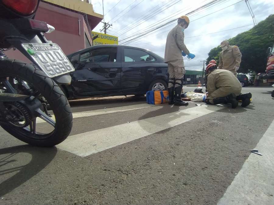 Motociclista tenta cortar caminho, bate em carro e fica em estado grave na Av. Bandeirantes Motociclista tenta cortar caminho, bate em carro e fica em estado grave na Av. Bandeirantes