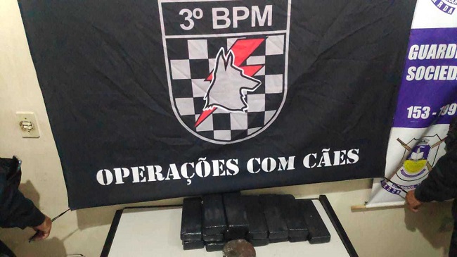 Adolescente é apreendida com mala "recheada" de maconha e haxixe em ônibus Adolescente é apreendida com mala "recheada" de maconha e haxixe em ônibus
