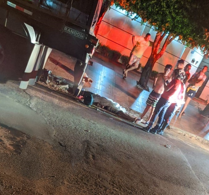 Em Ponta Porã, homem morre após bater moto em caminhão Em Ponta Porã, homem morre após bater moto em caminhão