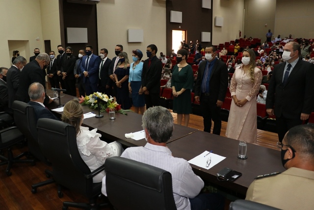 Vereadores, prefeito e vice tomam posse em solenidade no Centro de Convenções de Ponta Porã