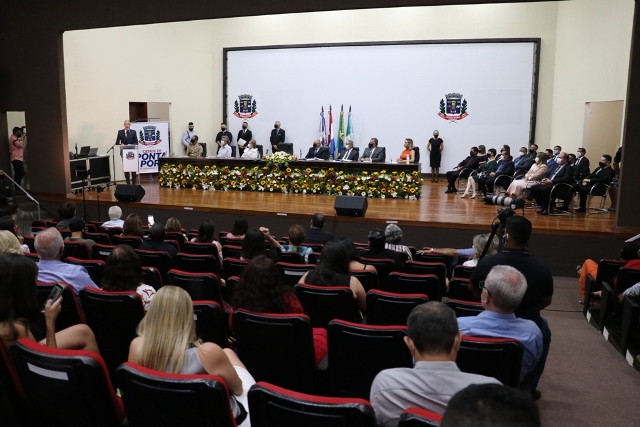 Vereadores, prefeito e vice tomam posse em solenidade no Centro de Convenções de Ponta Porã