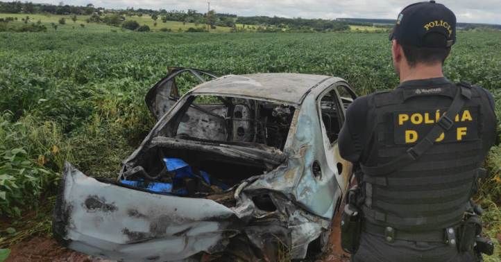 Veículo carregado com maconha pega fogo durante fuga de traficante