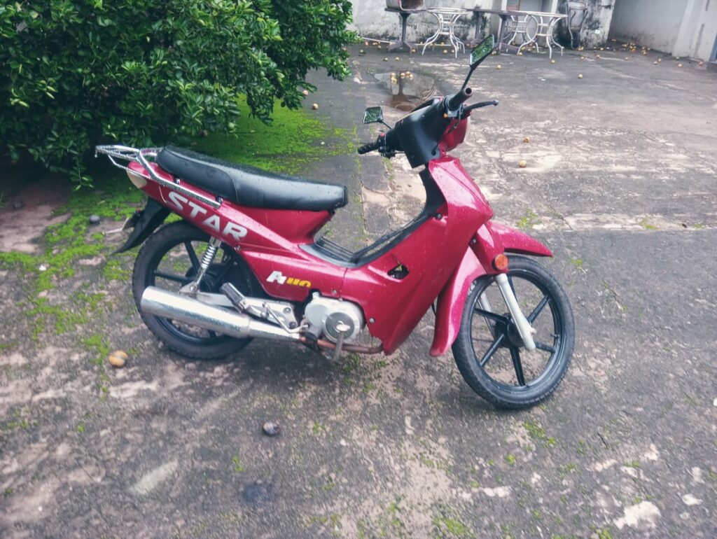 Moto está há 3 dias abandonada no bairro Ipê II em Ponta Porã