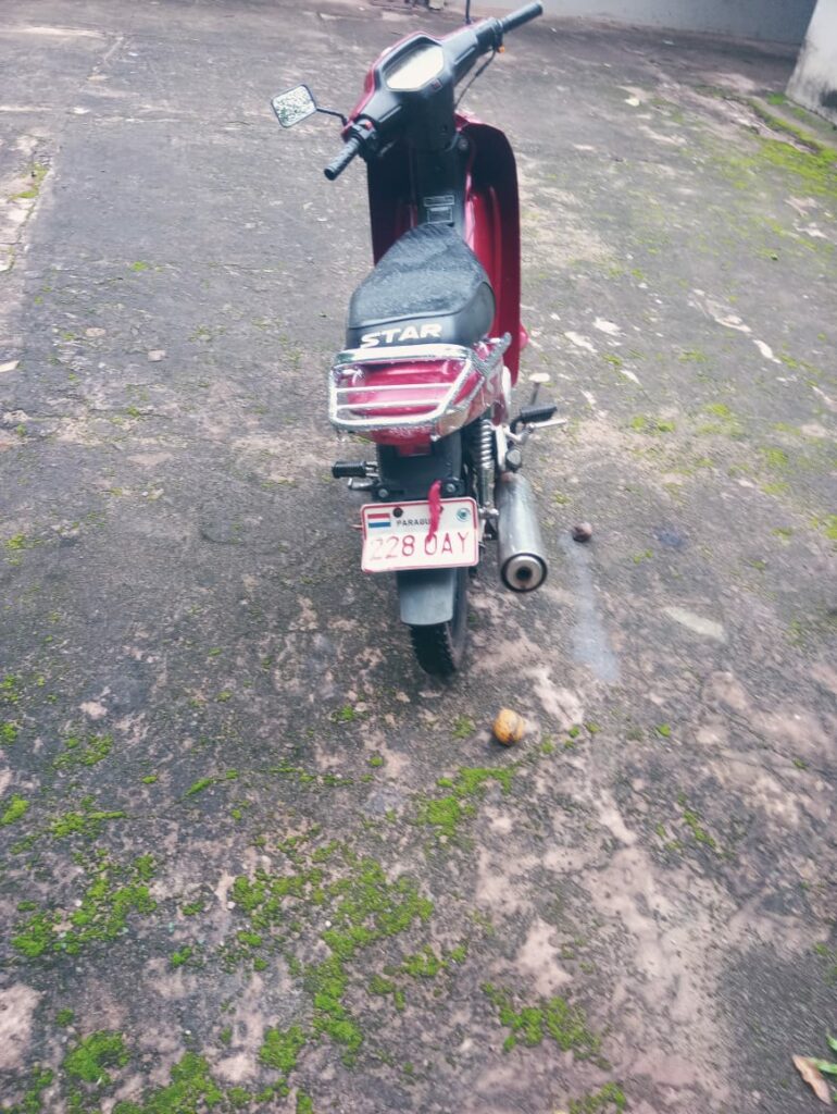 Moto está há 3 dias abandonada no bairro Ipê II em Ponta Porã