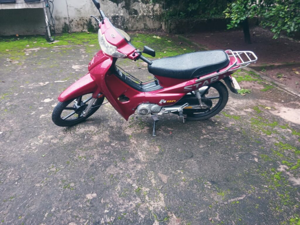 Moto está há 3 dias abandonada no bairro Ipê II em Ponta Porã