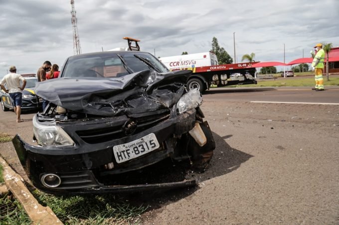 Motorista de Strada tenta conversão, mas colide em Gol na BR-163 e duas pessoas ficam feridas Motorista de Strada tenta conversão, mas colide em Gol na BR-163 e duas pessoas ficam feridas