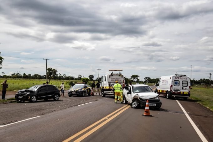 Motorista de Strada tenta conversão, mas colide em Gol na BR-163 e duas pessoas ficam feridas Motorista de Strada tenta conversão, mas colide em Gol na BR-163 e duas pessoas ficam feridas
