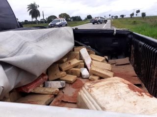 Chamados para atender ‘acidente’ com caminhonete, policiais descobrem 390 kg de maconha