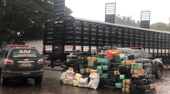 Vídeos: Caminhão boiadeiro com quase cinco toneladas de maconha foi apreendido pelo DOF
