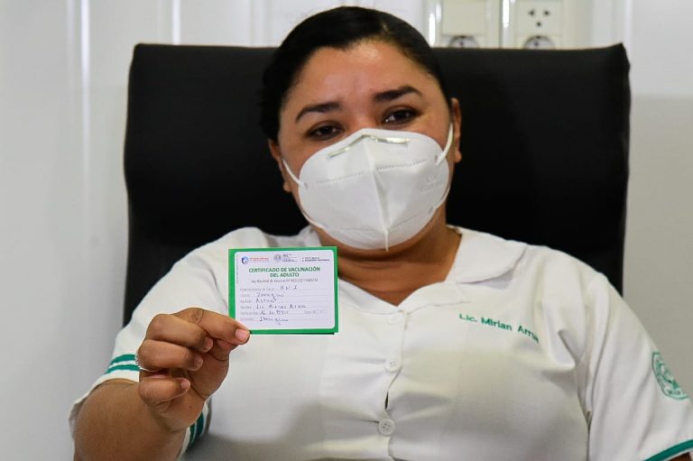 Enfermera del Hospital de Itauguá, la primera inmunizada contra el Covid-19