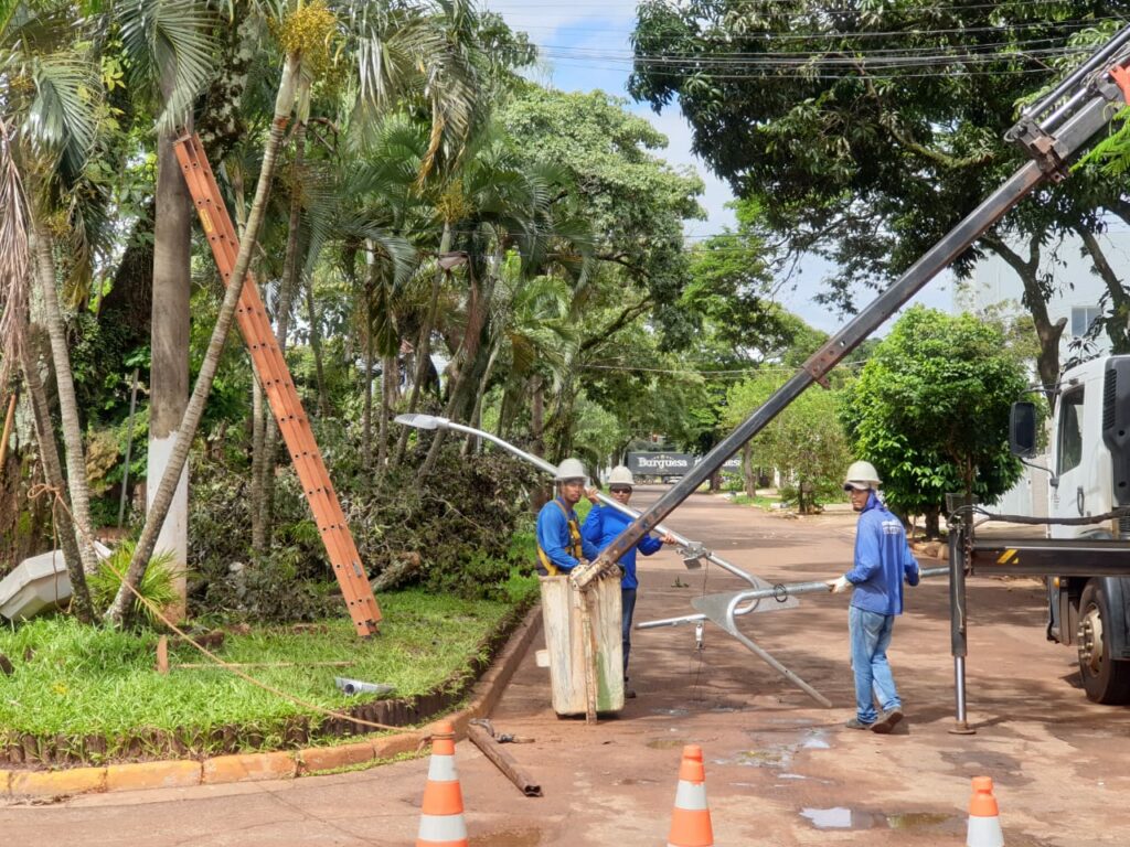 Chuvas fortes causam estragos e Prefeitura de Ponta Porã trabalha em ritmo forte para consertar Chuvas fortes causam estragos e Prefeitura de Ponta Porã trabalha em ritmo forte para consertar